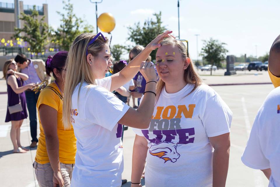 Students Dress Up at Tailgate 02